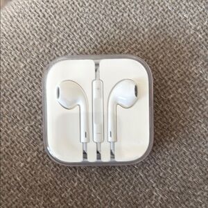 NIB Apple White Wired Earbuds with Case